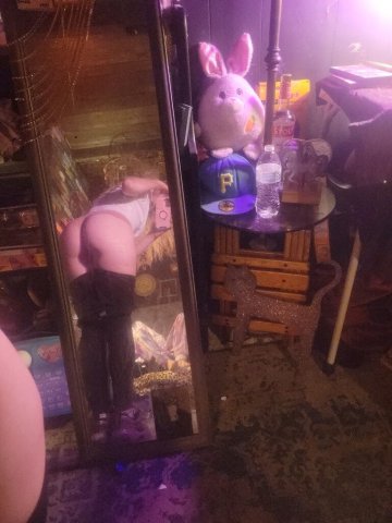 Petite Blonde Female Escort in Pittsburgh (Small-Frame, Curvy Look) - 1