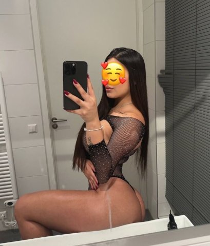 Melaine, Latina Escort — Slim & Daring - 1