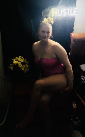 Saturday Nite Incalls — Bloomington Female Escort - 1