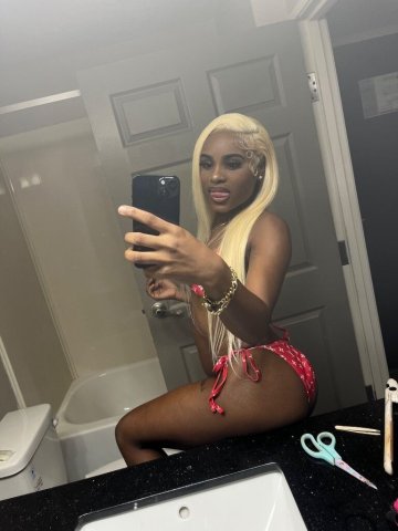 Miami Petite Female Escort — Discreet, soft, unforgettable - 1