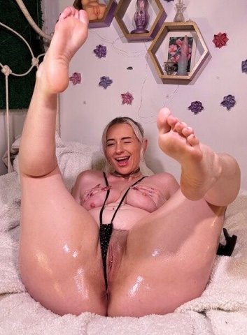 Curly-haired blond escort in Yuma — incalls, outcalls, car fun, video chat & content - 1