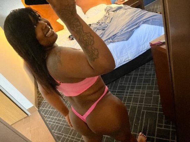 Milwaukee thick/curvy female escort — real photos, fetish friendly - 1