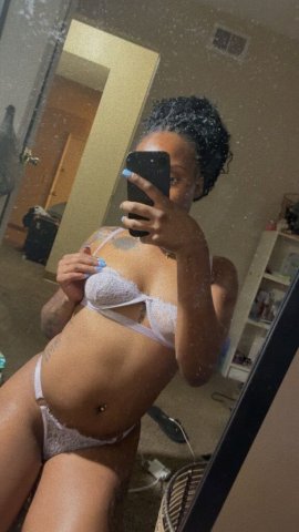Young petite outcalls & incalls in Miami — discrete dinner dates - 1