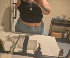 Columbia Curvy Gamer Girl — Left-Arm Amputee - Image 5