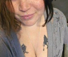 Columbia Curvy Gamer Girl — Left-Arm Amputee - Image 8