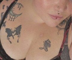 Columbia Curvy Gamer Girl — Left-Arm Amputee - Image 10