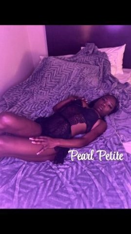 Virginia Beach Female Escort for Discreet Sessions - 1