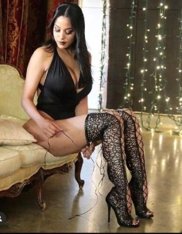 Nicki (Petite 34DDD) — Ft Wayne Escort - 1
