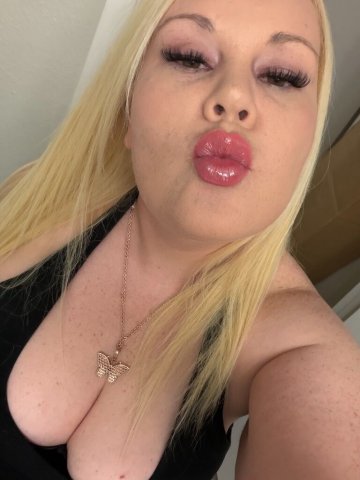 Curvy Blonde Woman — Prebook Midtown Manhattan Outcalls - 1