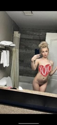 Petite blonde escort — outcalls, video FaceTime ready (Snap/verification) - 1