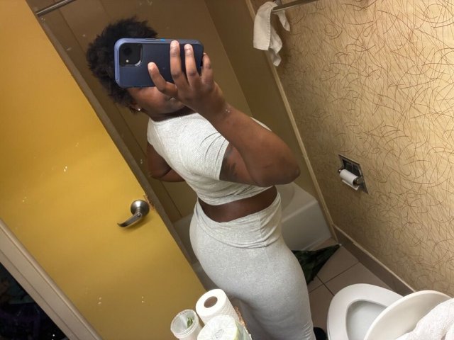 Thick chocolate escort — dark skin, big curves, feet-focused - 1