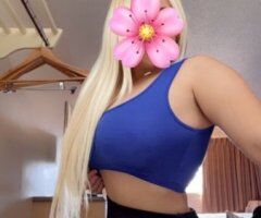Rubia Latina — Pechos Grandes Naturales  - Image 2