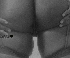 Macon escorts - Macon, Georgia Female Escort — KANDY (lightskin) / Clover (darkskin) for a quick ride