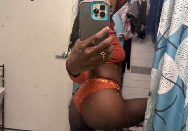 Manhattan Female Escort — Chocolate Petite with DSL Lips, Outcall Only - 1