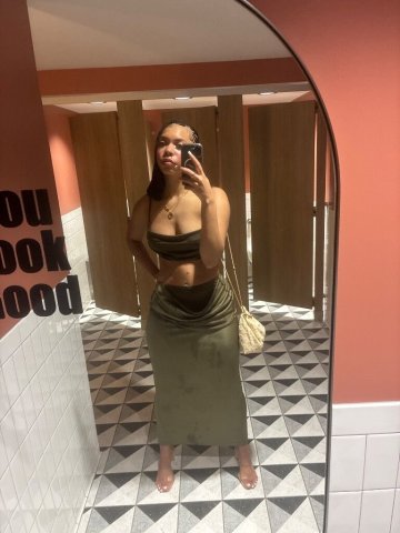 Chicago Female Escort — Outcalls Only - 1
