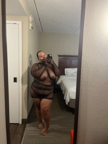 Hampton, VA — Jade (Curvy, Green-Eyed) Female Escort + Massages - 1
