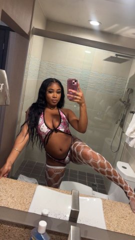 Curvy, confident NYC female escort for un-rushed conversation and bold fun - 1