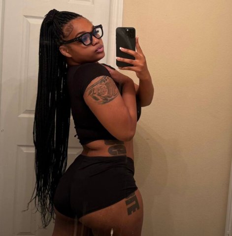 Slim-Thick Female Escort in Harrisonburg, Virginia - 1