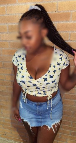 Chicago Female Escort — Short & Slim- Thick Look - 1
