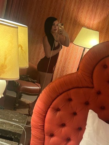 Petite discreet female escort for outcall and incall - 1