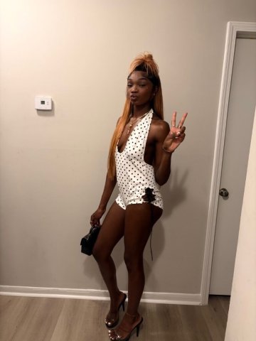 Angle (Hartford) — Petite Emo Hairstyle Woman, Escort - 1