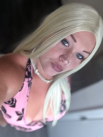 Blonde Bombshell Snowbunny Thick White Girl Escort — Stockton - 1