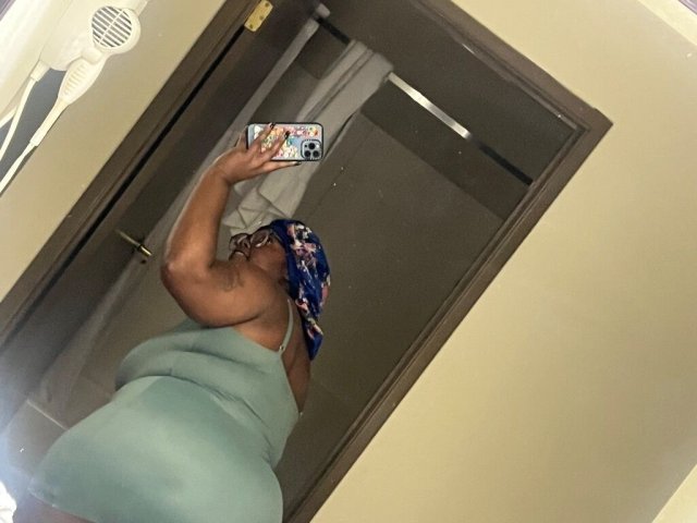 Tucson In-Call Only Female Escort — short, curvy, thick legs - 1