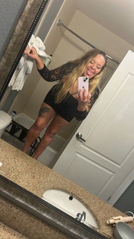 Flirty female escort in Mobile, Alabama—curves, classy trouble - 1