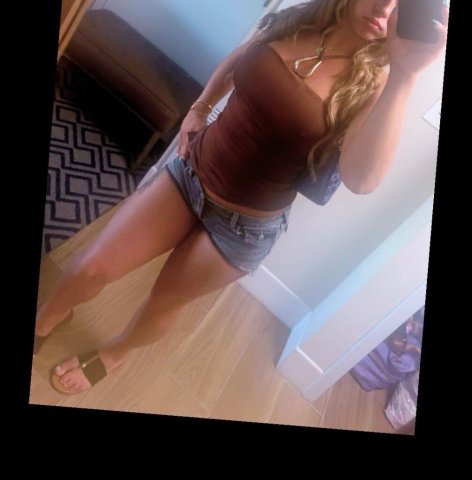 Des Moines Female Escort — Discreet Snap Bookings - 1