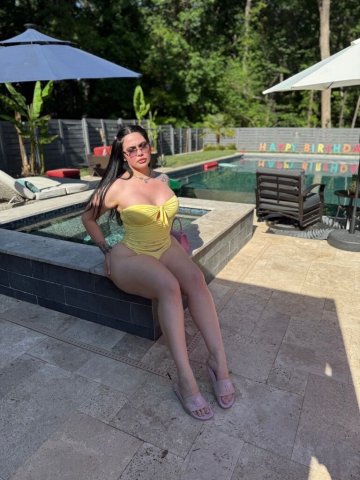 Richmond Upscale Curvy Bombshell Escort — Emy Banks - 1