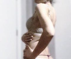 Girl-next-door style escort in Chicago with model-pretty, sensual presence - Image 3