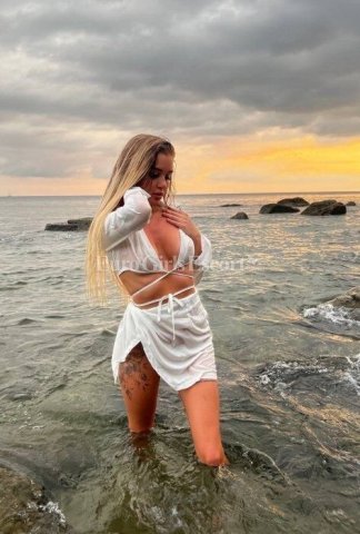 Luna (22) — Blonde Female Escort in Paris, Outcall & Incall - 1