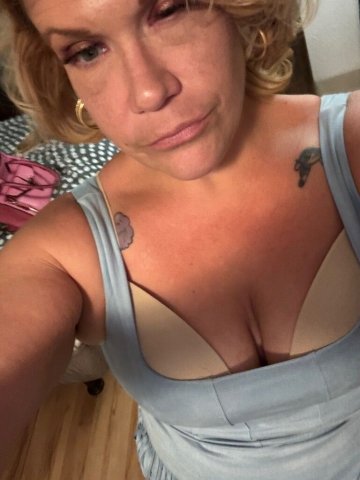 Phoenix Female Escort — quick dick suck at Westgate area ($80) - 1