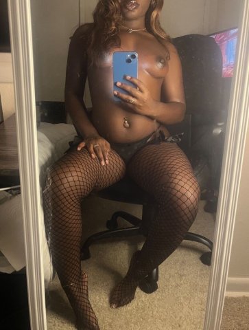 4'9 Petite Escort — Privacy-Focused Verification - 1