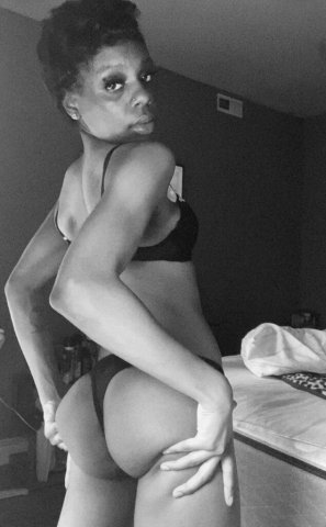 Chicago Petite Female Escort — iPhone FaceTime Verification - 1