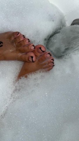 Atlanta Female Escort — pretty feet, soft skin, creamy curves - 1