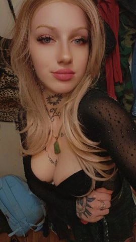 Petite Blonde Escort in Lynnwood — Quiet Luxury, High Standards - 1
