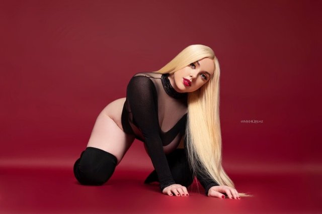 Greenville Russian Female Escort — Curvy, blonde hair, discreet - 1