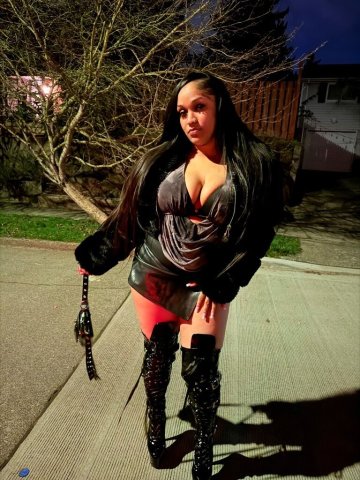 Everett Latina Escort — Young, confident vibe - 1