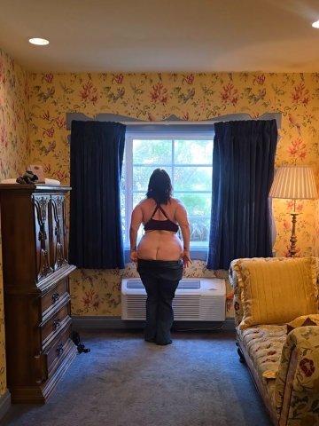 Slow, sensual full-figured MILF cougar sessions in Ontario (near ONT Airport) - 1