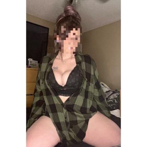 Curvaceous WHITE Cutie with a Big Booty 🥰 - 31 - 1