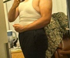 Allow this 6'1 gentleman the pleasure of eating you out and making you beg for more - Image 2