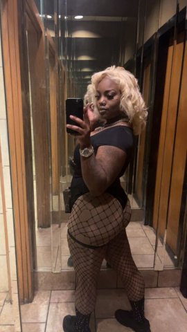 green eyes thick thighs and fine as wine🤭🫦 ask about my 2 girl - 25 - 1