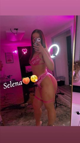 💋WARNING:Selena Has a Habit of becoming your FAVORITE💋 - 22 - 1
